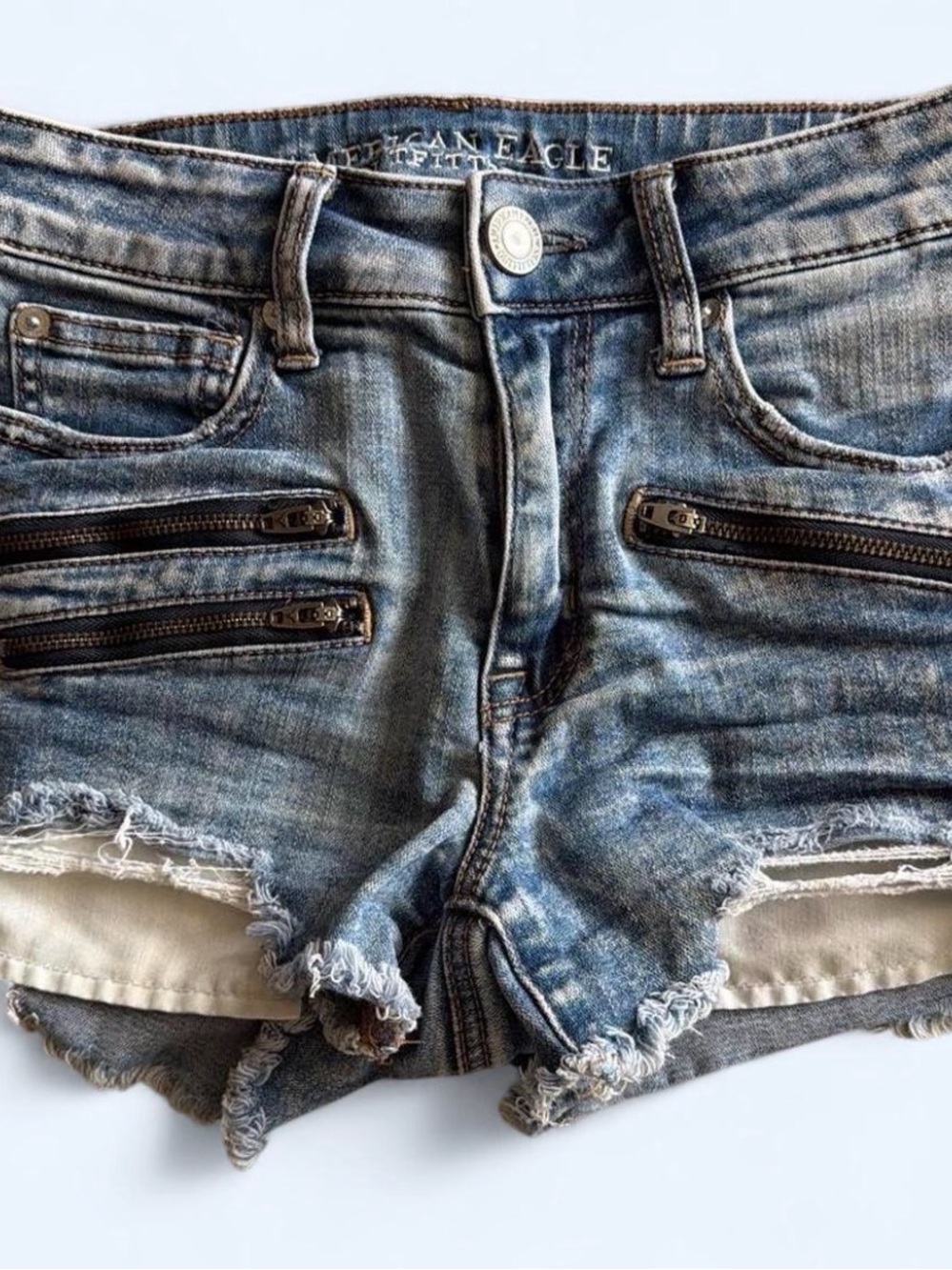 American Eagle denim shorts. Distressed stretch shorties. Zipper accents . SZ 4